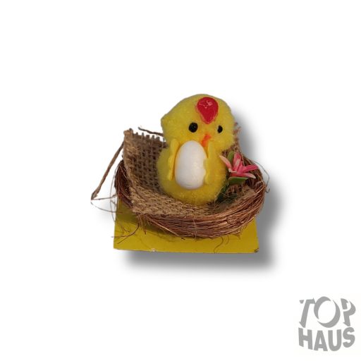 Húsvéti csibe kosárban 