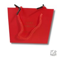Piros papír ajándék tartó táska