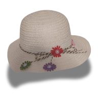 Lányka virágos kalap