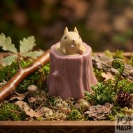 Gumi farönkből kiugró mókus